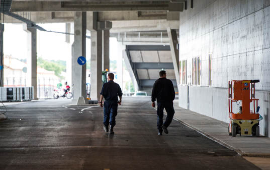 Polisen går runt och undersöker runt arenan innan entrén