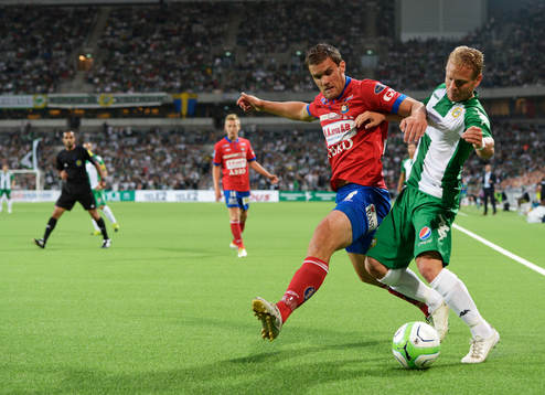Örgrytes David Leinar bryter ett inlägg från Hammarby