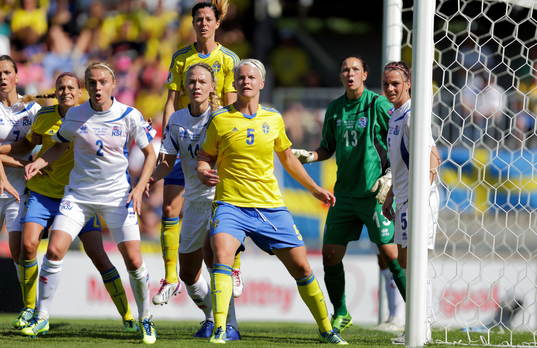 Sveriges Lotta Schelin och Nilla Fischer  samt Islands Sif