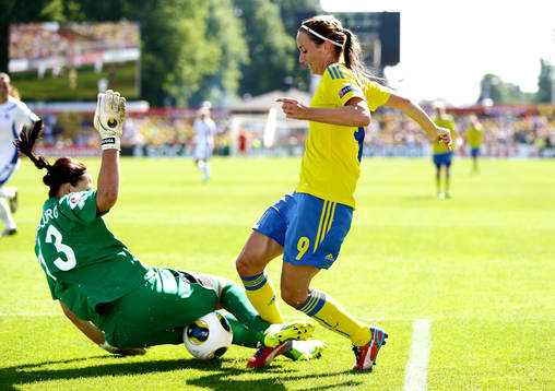 Sveriges Kosovare Asllani och Islands målvakt Gudbjörg