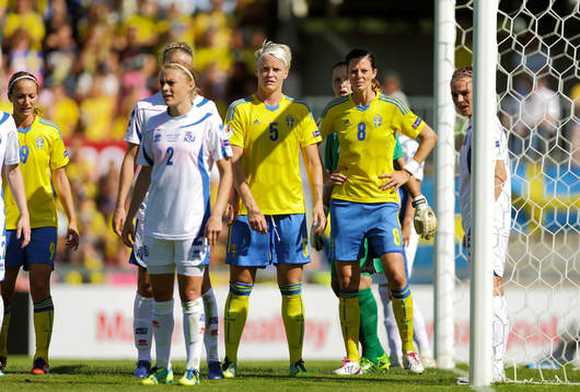 Sveriges Nilla Fischer intil Lotta Schelin i kvartsfinalen