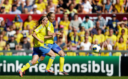 Sveriges Kosovare Asllani och Emmelie Konradsson i