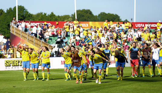 Svenska laget tackar publiken i kvartsfinalen mellan