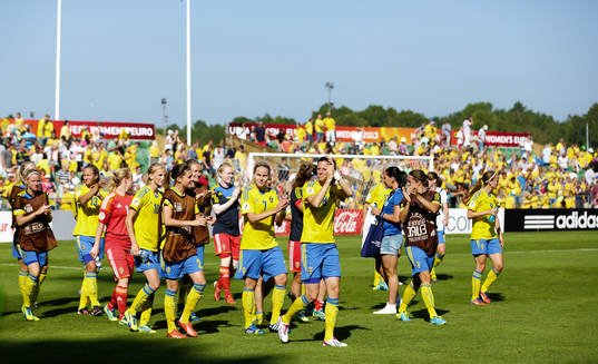 Svenska laget tackar publiken i kvartsfinalen mellan
