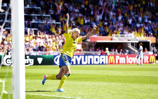 Mål 3-0 av Sveriges Josefine Öqvist som jublar i