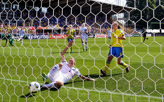Mål 3-0 av Sveriges Josefine Öqvist, i förgrunden