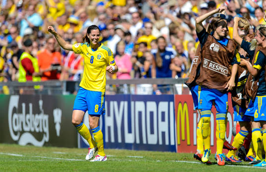Sveriges Lotta Schelin dansar med spelarna på bänken