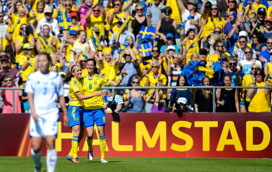 Sveriges Kosovare Asllani och Lotta Schelin firar