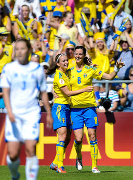 Sveriges Kosovare Asllani och Lotta Schelin firar