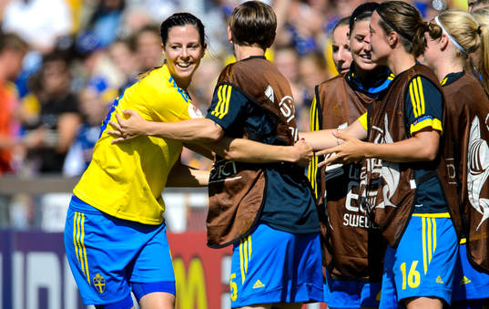 Sveriges Lotta Schelin kramar om spelarna på bänken
