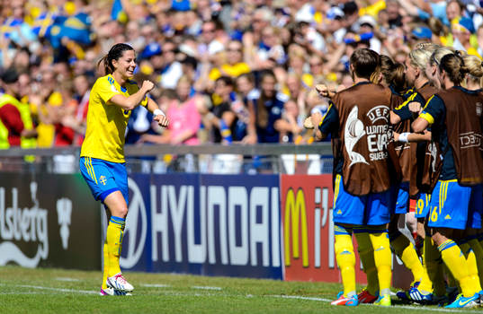 Sveriges Lotta Schelin dansar med spelarna på bänken