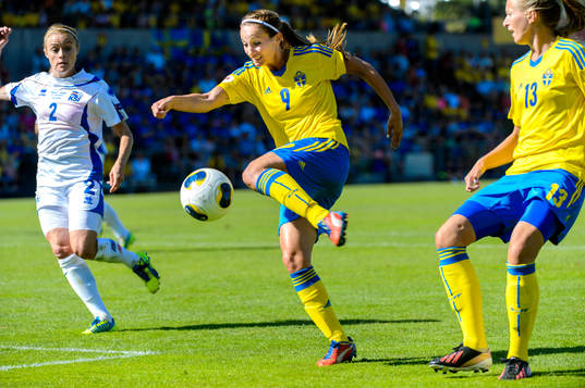 Sveriges Kosovare Asllani laddar för skott mot islands