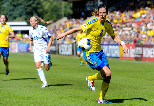 Sveriges Lotta Schelin med bollen i kvartsfinalen mellan