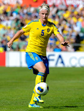 Sveriges Nilla Fischer med bollen i kvartsfinalen mellan
