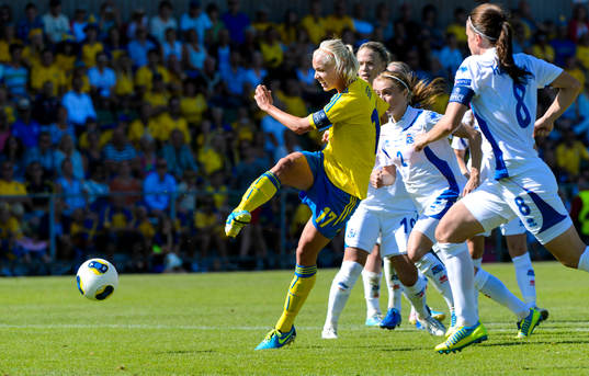Sveriges Caroline Seger skiter mot mål i kvartsfinalen