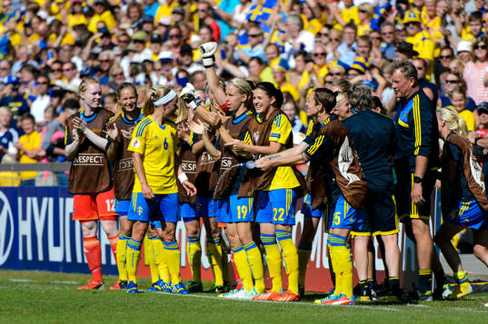 De svenska spelarna på bänken jublar