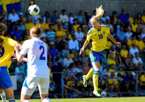 Sveriges Sofia Jakobsson nickar bollen i kvartsfinalen