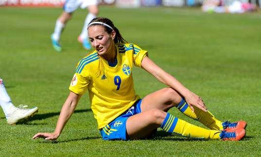 Sveriges Kosovare Asllani sitter och deppar på gräset i