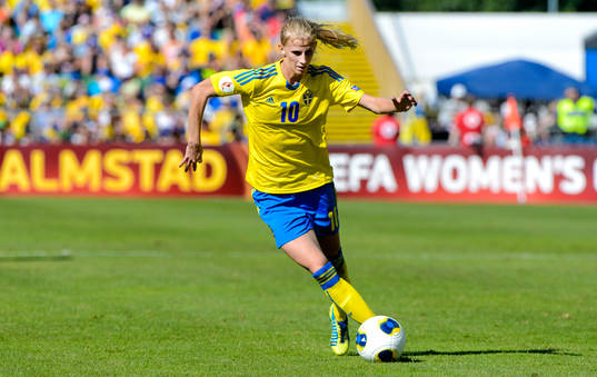 Sveriges Sofia Jakobsson med bollen i kvartsfinalen mellan