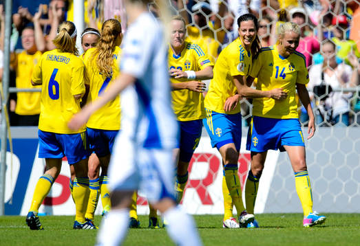Sveriges Lotta Schelin och Josefine Öqvist firar