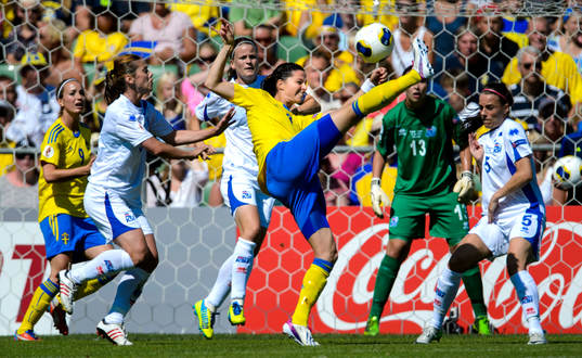 Sveriges Lotta Schelin provar en hög spark framför