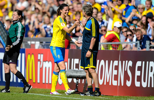 Sveriges Lotta Schelin byts ut i 67e minuten och tackas av