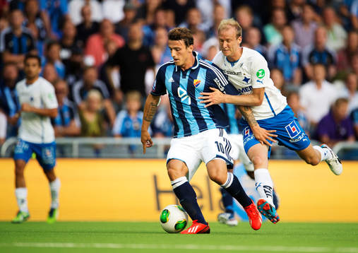 Djurgårdens Erton Fejzullahu utmanas av Norrköpings