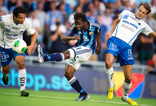 Djurgårdens Amadou Jawo skjuter ett skott