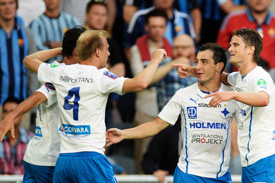 Norrköpings Gunnar Heidar Thorvaldsson, gratuleras