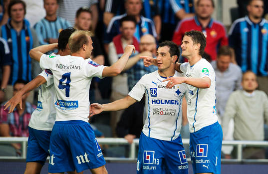 Norrköpings Gunnar Heidar Thorvaldsson (h) gratuleras till
