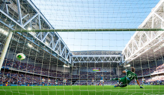 Djurgårdens Andreas Johansson skjuter in 1-1 på straff