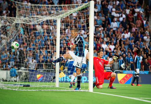 Djurgårdens Mattias Östberg och målvakt Kenneth Höie