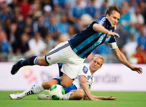 Djurgårdens Andreas Johansson fälls av Norrköpings