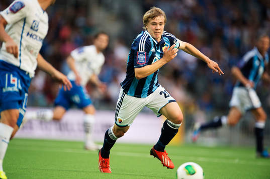 Djurgårdens Simon Tibbling jagar bollen