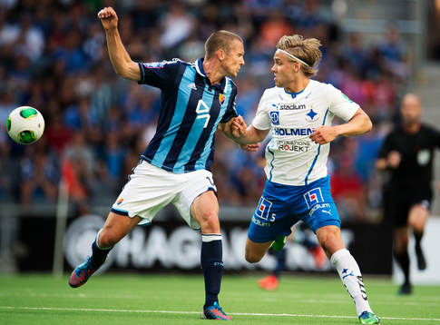 Djurgårdens Mattias Östberg utmanas av Norrköpings