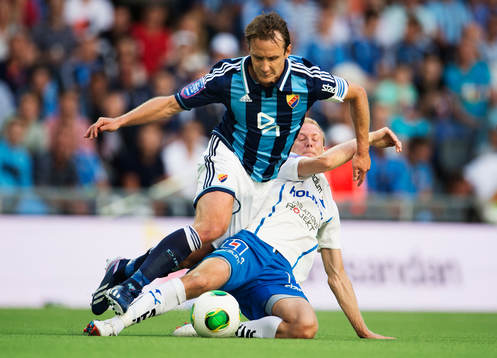 Djurgårdens Andreas Johansson fälls av Norrköpings