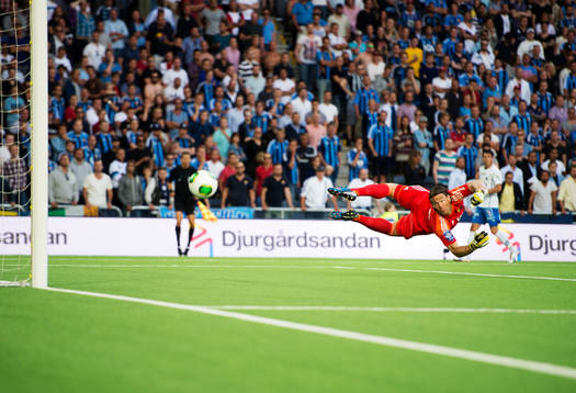 Djurgårdens målvakt Kenneth Höie ser bollen gå utanför