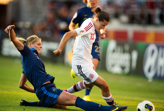 Frankrikes Corine Franco fäller Danmarks Johanna Rasmussen