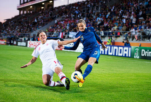 Danmarks Katrine Veje stoppar Frankrikes Laure Boulleau