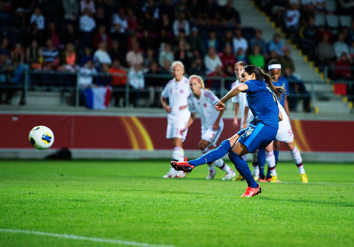 Frankrikes Louisa Necib skjuter in 1-1 på straff