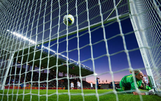 Danmarks målvakt Stina Pedersen släpper in 1-1 på straff