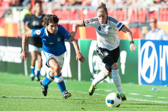 Målskytten Simone Laudehr, Tyskland, sprintar ifrån en