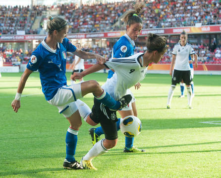 Alessia Tuttino, Italien, drar i tröjan Lena Lotzen,