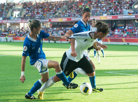 Alessia Tuttino, Italien, drar i tröjan Lena Lotzen,