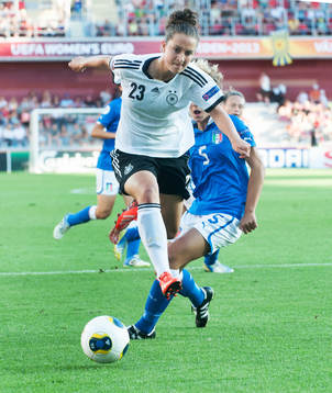 Sara Däbritz, Tyskland, flyger förbi Federicia Di