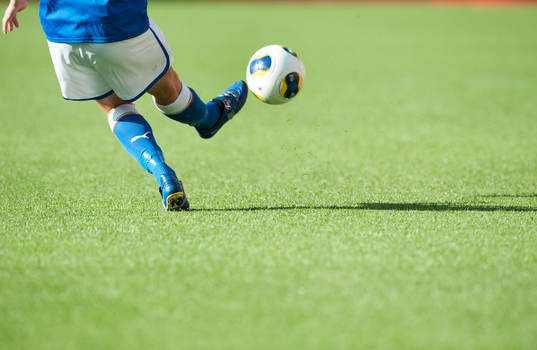 Inspark, gräs, fotbollsskor, boll