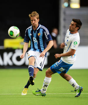 Djurgårdens Peter Nymann Mikkelsen, spelar fram bollen