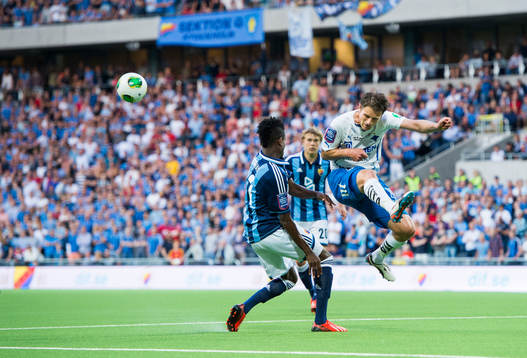 IFK Norrköpings Gunnar Heidar Thorvaldsson rensar undan