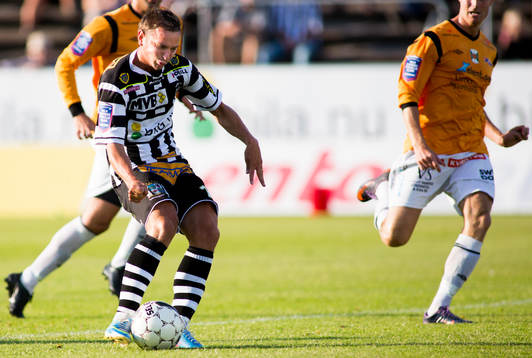 Landskornas Fredrik Olsson gör 1-0 i fotbollsmatchen i