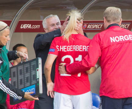 Even Jostein Pellerud, tränare Norge, kramar om Ada